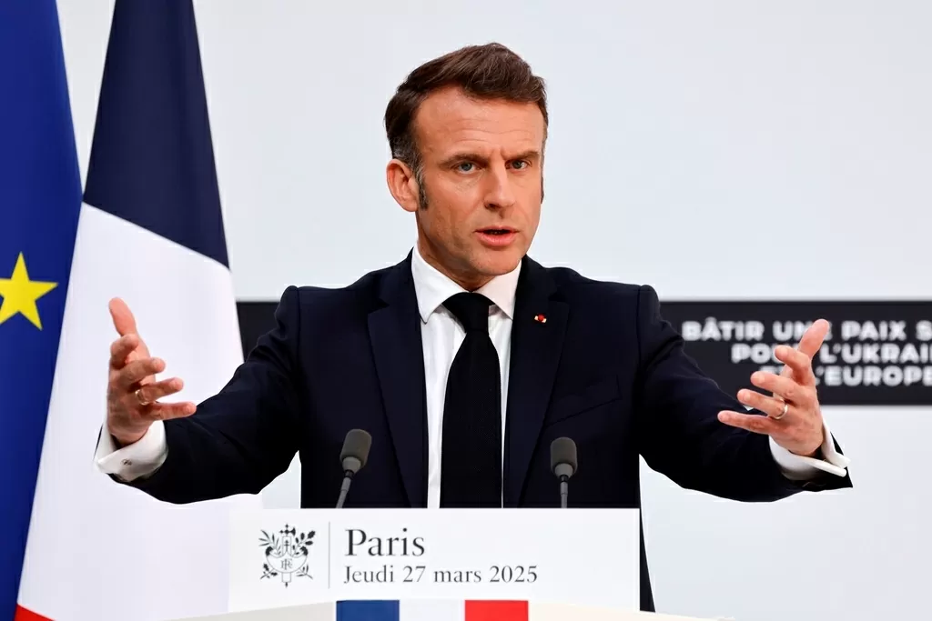 Tổng thống Pháp Emmanuel Macron có bài phát biểu sau hội nghị thượng đỉnh về Ukraine tại Điện Elysee, ngày 27/3/2025 tại Paris. (Ảnh: AP)