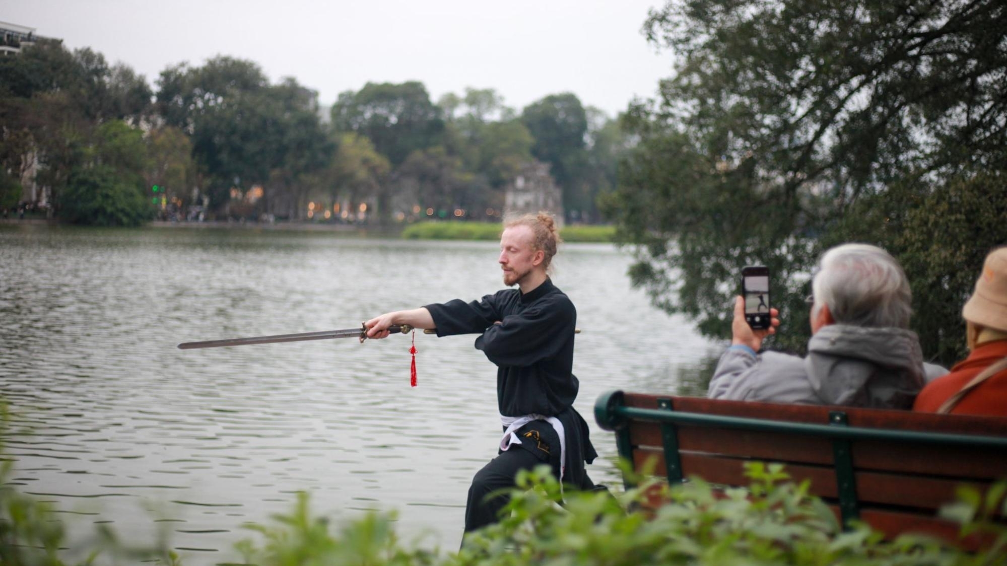 Giao thoa võ thuật Việt Nam-Bỉ: Màn trình diễn Thủy Pháp đặc sắc tại phố đi bộ Hồ Hoàn Kiếm