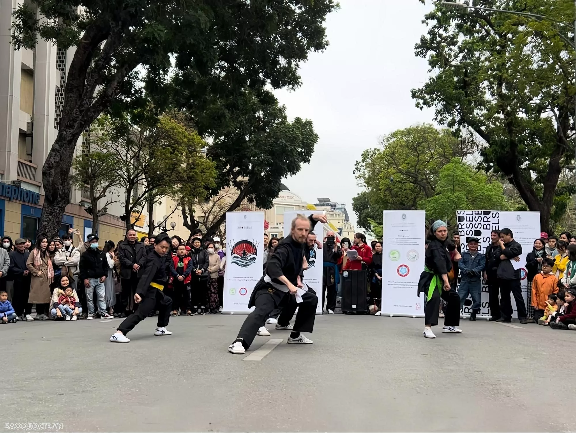 Giao thoa võ thuật Việt Nam-Bỉ: Màn trình diễn Thủy Pháp đặc sắc tại phố đi bộ Hồ Hoàn Kiếm