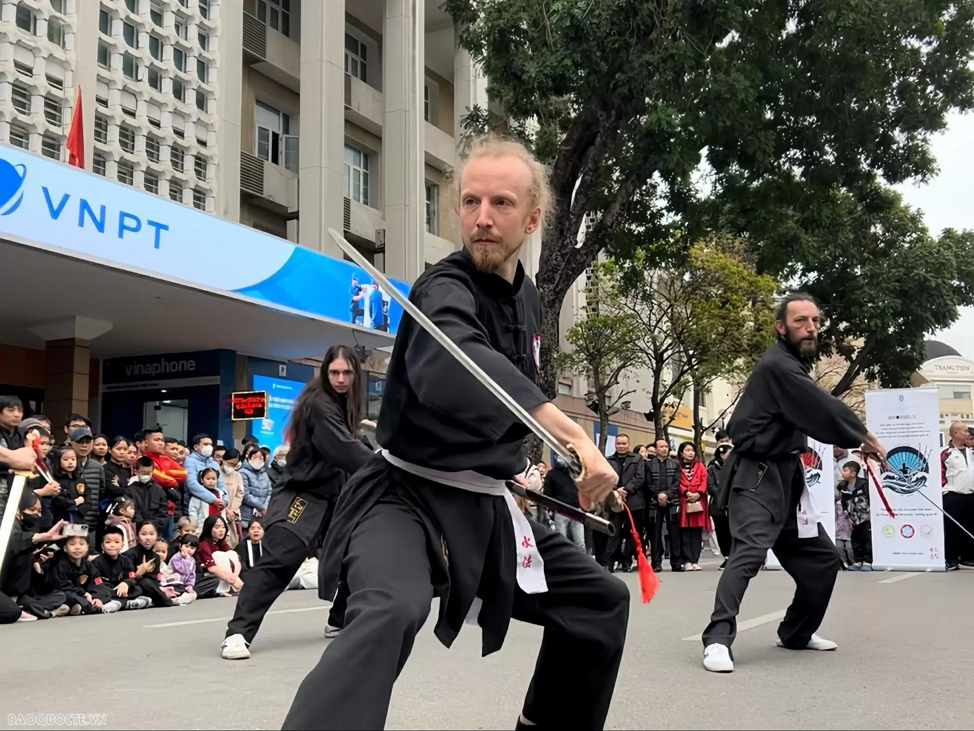 Giao thoa võ thuật Việt Nam-Bỉ: Màn trình diễn Thủy Pháp đặc sắc tại phố đi bộ Hồ Hoàn Kiếm