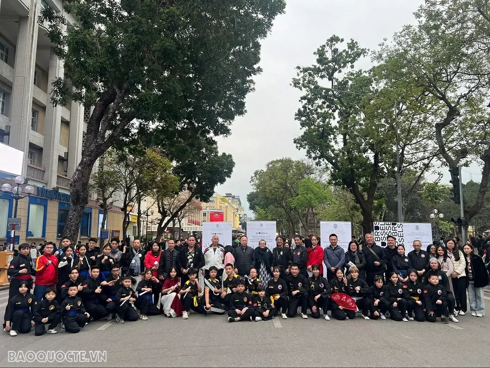 Giao thoa võ thuật Việt Nam-Bỉ: Màn trình diễn Thủy Pháp đặc sắc tại phố đi bộ Hồ Hoàn Kiếm