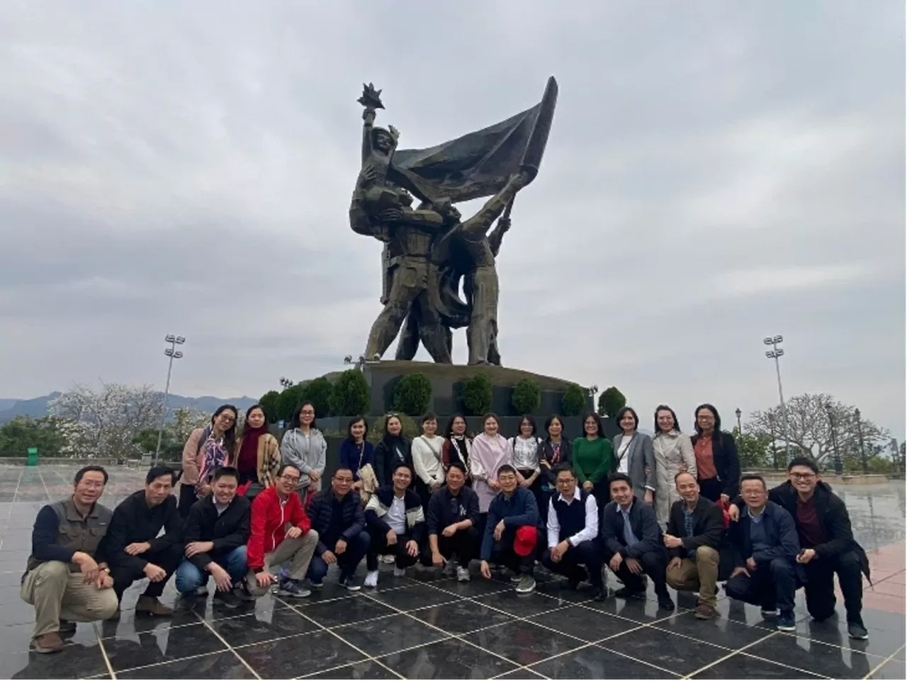 Hành trình về Điện Biên - Nơi bùn, máu và hoa kết thành lịch sử. Trước Tượng đài Chiến thắng Điện Biên Phủ Hành trình về Điện Biên - Nơi bùn, máu và hoa kết thành lịch sử. Trước Tượng đài Chiến thắng Điện Biên Phủ