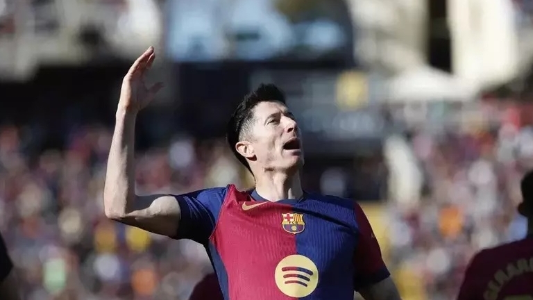 Ghi bàn khó tin, tiền đạo Lewandowski chạm cột mốc chưa từng thấy