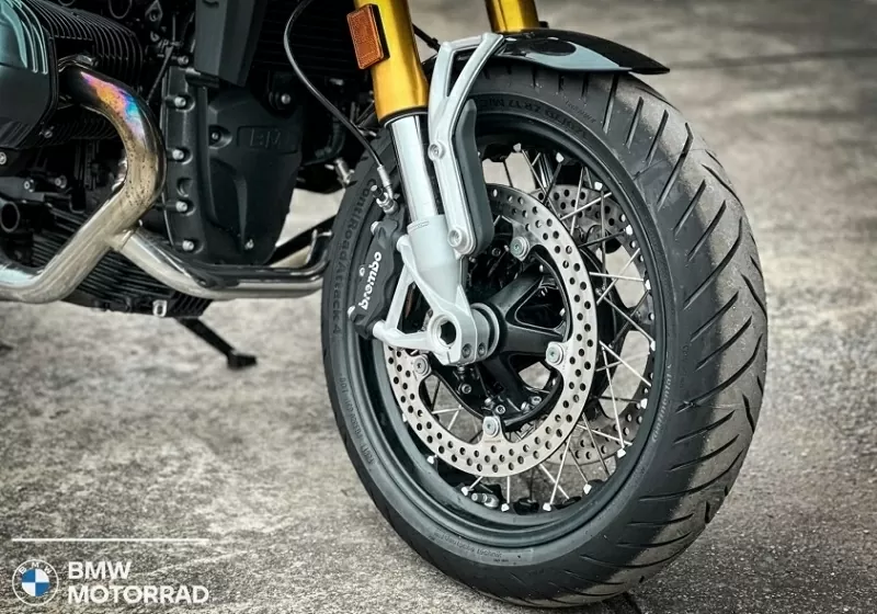 R 12 nineT nổi bật với bộ mâm hợp kim 17 inch sơn đen, đi kèm tùy chọn ống xả Akrapovic titanium giúp tăng tính thể thao R 12 nineT nổi bật với bộ mâm hợp kim 17 inch sơn đen, đi kèm tùy chọn ống xả Akrapovic titanium giúp tăng tính thể thao