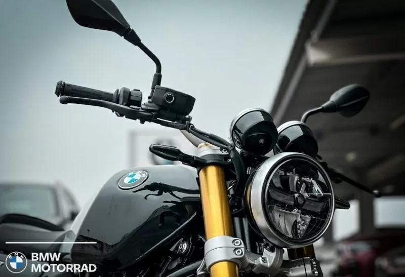 R 12 nineT cung cấp ba chế độ lái gồm Road (Đường trường), Rain (Trời mưa) và Dynamic (Thể thao) R 12 nineT cung cấp ba chế độ lái gồm Road (Đường trường), Rain (Trời mưa) và Dynamic (Thể thao)