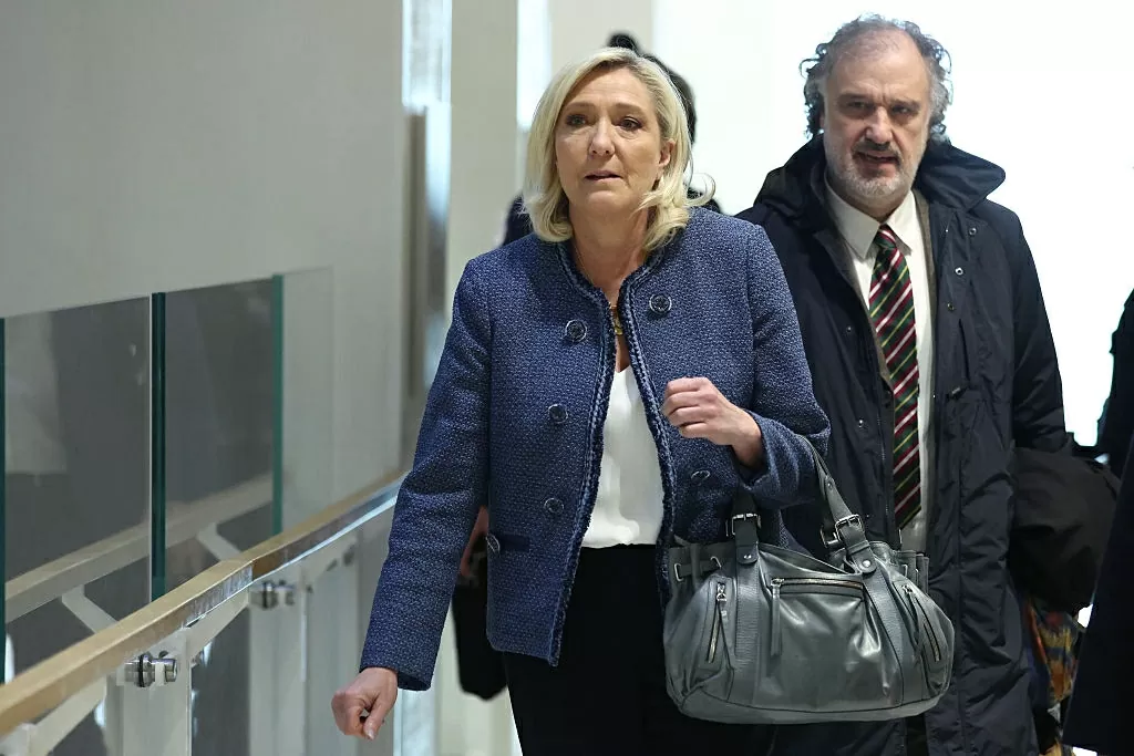 Ngoài ra, bà Le Pen phải nộp phạt 100.000 euro liên quan đến vụ biển thủ công quỹ của Nghị viện châu Âu để trả lương cho nhân viên.