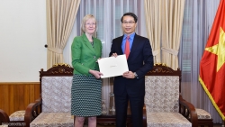 Cục Lễ tân Nhà nước và phiên dịch đối ngoại tiếp nhận bản sao Thư ủy nhiệm bổ nhiệm Đại sứ Australia tại Việt Nam