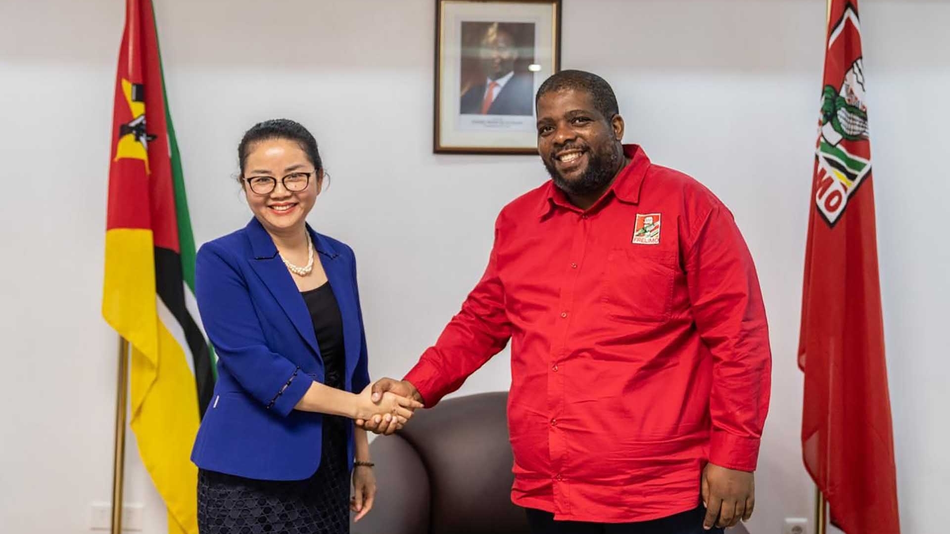 Đại sứ Trần Thị Thu Thìn chào Tổng thư ký Đảng Mặt trận giải phóng Mozambique