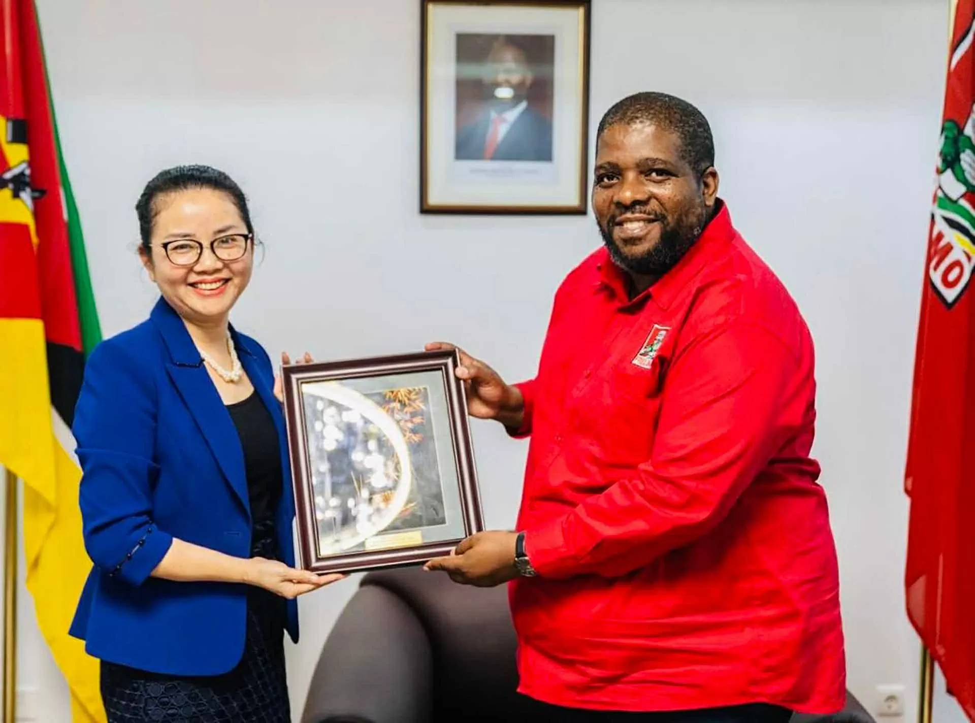 Đại sứ Trần Thị Thu Thìn chào Tổng thư ký Đảng Mặt trận giải phóng Mozambique Đại sứ Trần Thị Thu Thìn chào Tổng thư ký Đảng Mặt trận giải phóng Mozambique