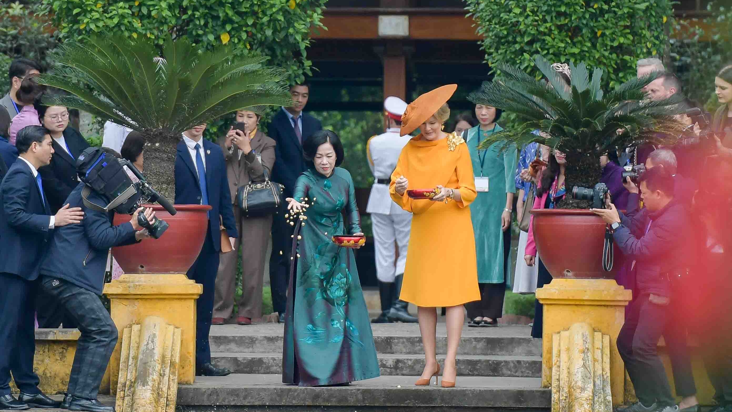 Phu nhân Chủ tịch nước và Hoàng hậu Bỉ tham quan nhà sàn Bác Hồ