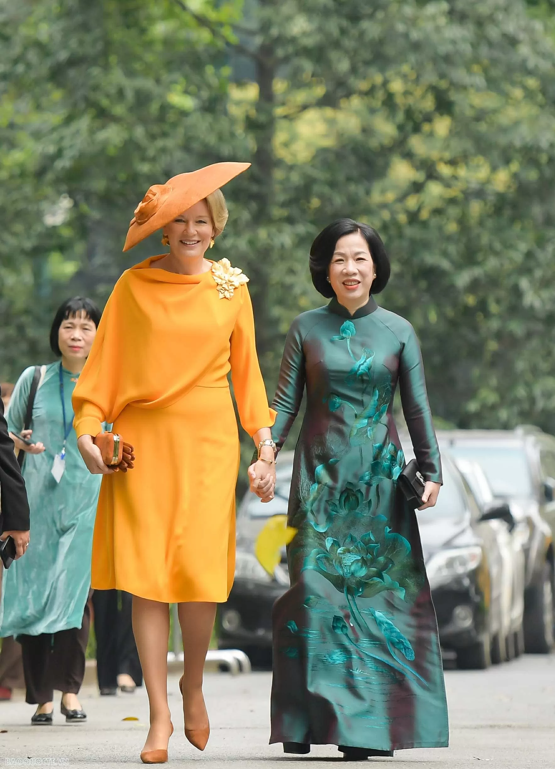 Phu nhân Chủ tịch nước và Hoàng hậu Bỉ tham quan nhà sàn Bác Hồ, cho cá ăn Phu nhân Chủ tịch nước và Hoàng hậu Bỉ tham quan nhà sàn Bác Hồ