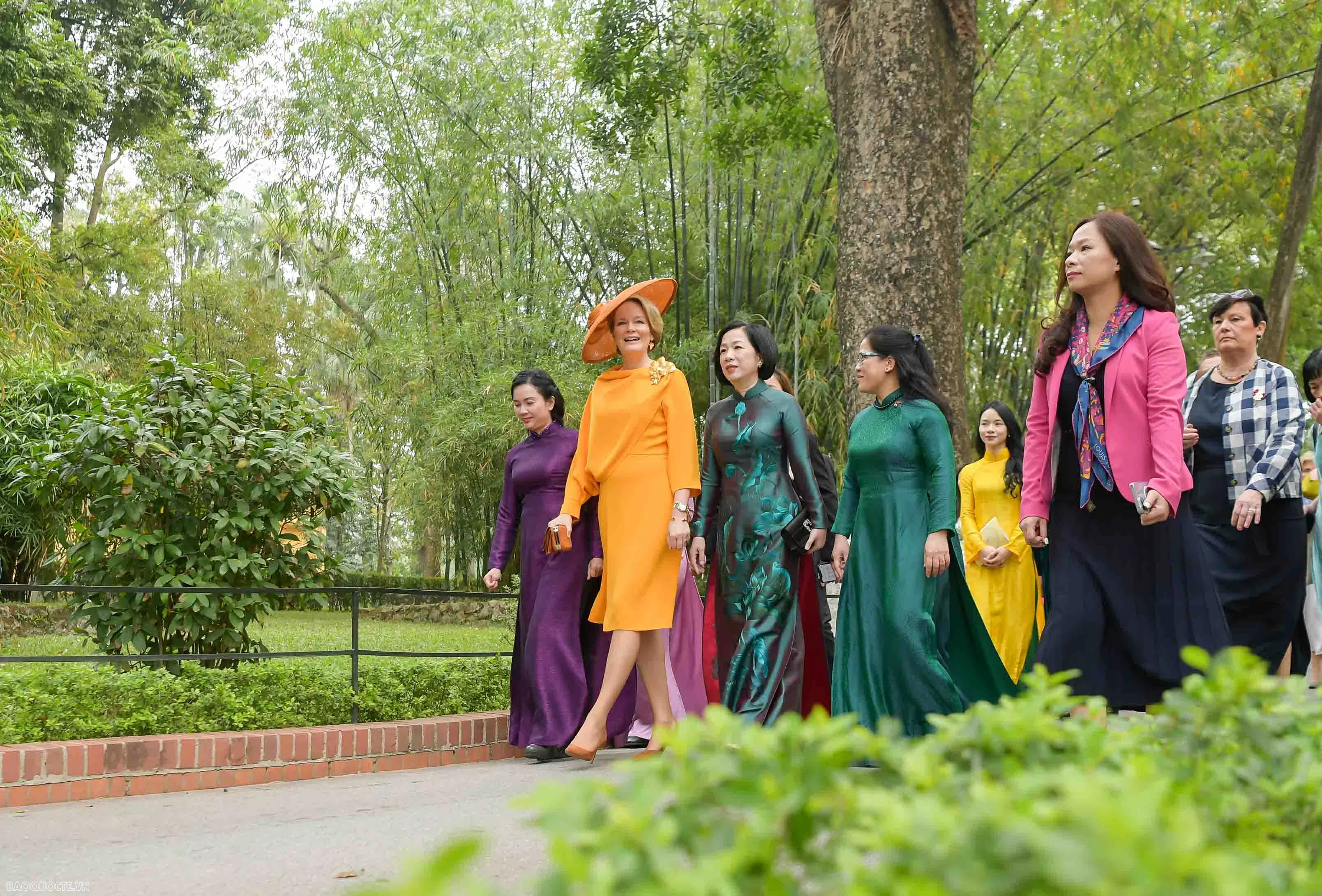 Phu nhân Chủ tịch nước và Hoàng hậu Bỉ tham quan nhà sàn Bác Hồ, cho cá ăn Phu nhân Chủ tịch nước và Hoàng hậu Bỉ tham quan nhà sàn Bác Hồ