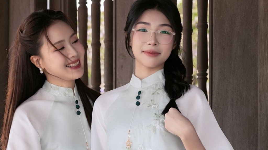 Sao Việt: Hồng Diễm xinh tươi bên con gái