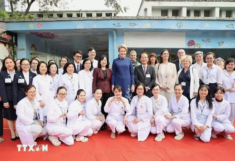Hoàng hậu Bỉ Mathilde với các y, bác sỹ của Bệnh viện Nhi Trung ương. 