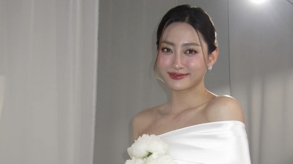 Hoa hậu Lương Thùy Linh xinh đẹp, rạng rỡ tuổi 25