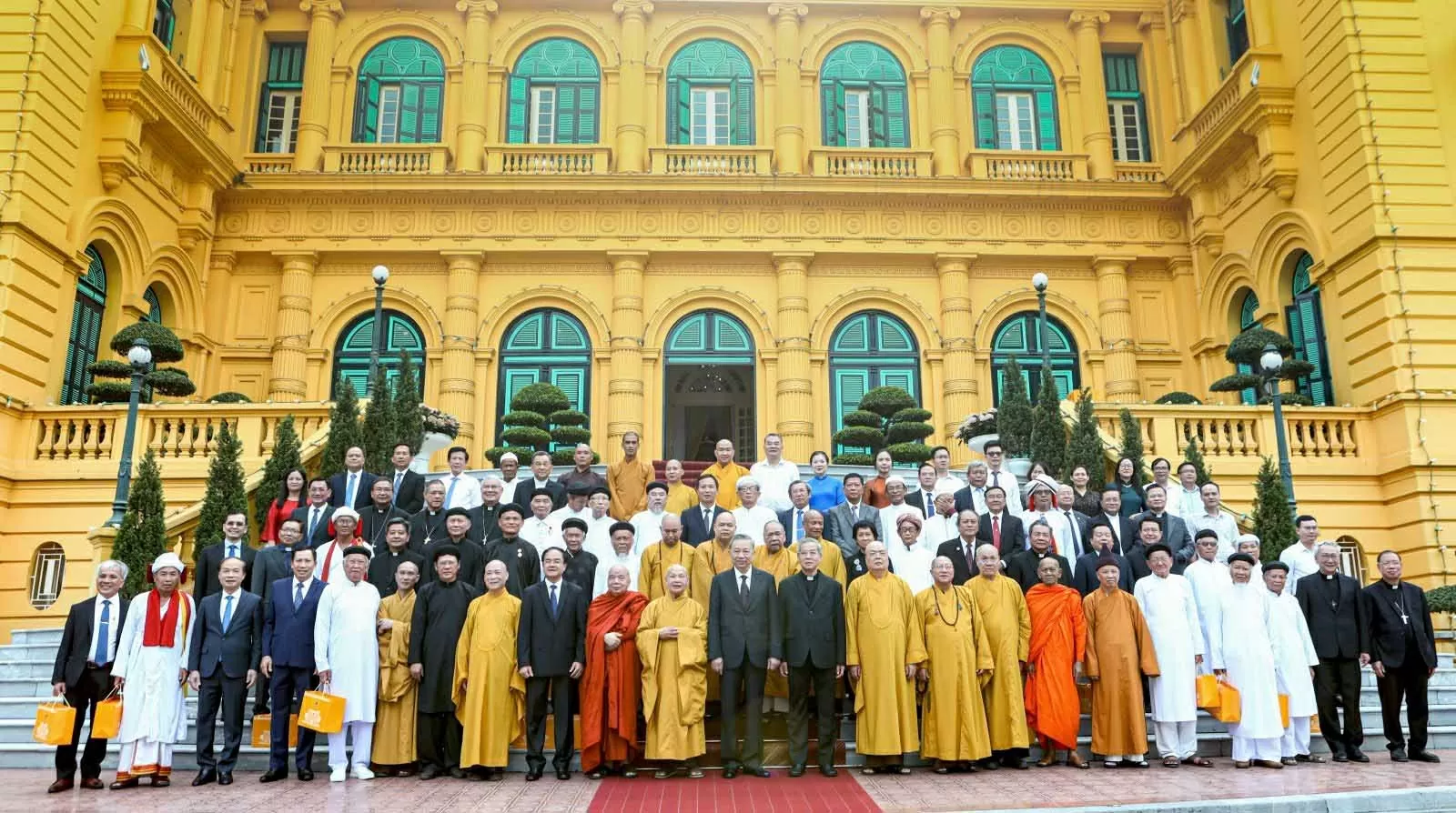 Ngày 13/6/2024, tại Phủ Chủ tịch, Chủ tịch nước Tô Lâm đã gặp mặt đoàn đại biểu lãnh đạo, chức sắc các tổ chức tôn giáo nhằm biểu dương, tôn vinh, khích lệ lãnh đạo chức sắc, phát huy truyền thống “phụng đạo, yêu nước”, tinh thần đại đoàn kết toàn dân tộc. (Nguồn: TTXVN) Ngày 13/6/2024, tại Phủ Chủ tịch, Chủ tịch nước Tô Lâm đã gặp mặt đoàn đại biểu lãnh đạo, chức sắc các tổ chức tôn giáo nhằm biểu dương, tôn vinh, khích lệ lãnh đạo chức sắc, phát huy truyền thống “phụng đạo, yêu nước”, tinh thần đại đoàn kết toàn dân tộc