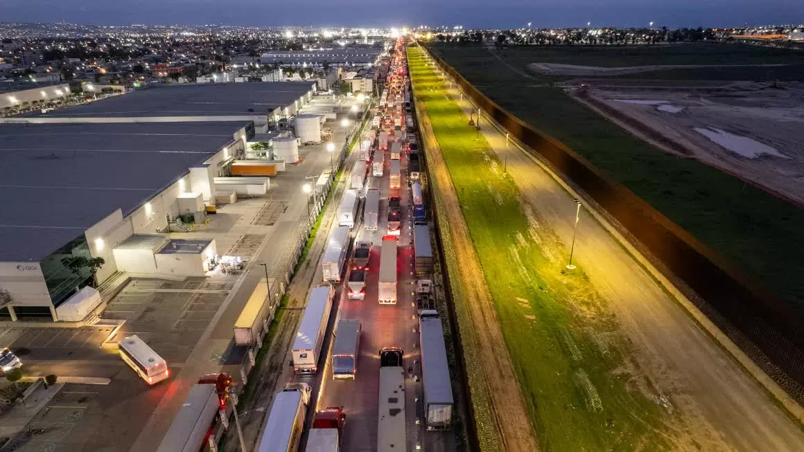 Xe tải chở hàng hướng về Hoa Kỳ tại Tijuana, tiểu bang Baja California, Mexico Getty Xe tải chở hàng hướng về Hoa Kỳ tại Tijuana, tiểu bang Baja California, Mexico Getty