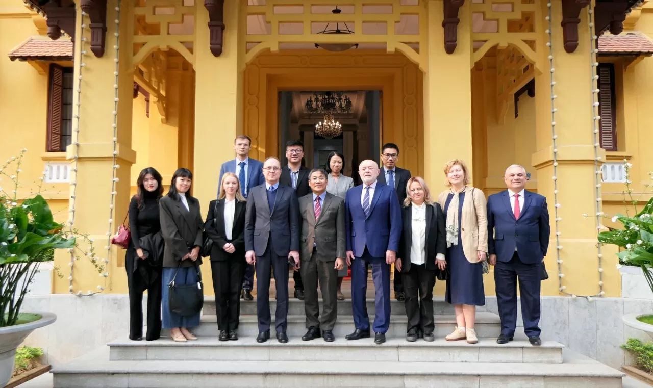 Hai bên chụp bức ảnh lưu niệm. (Ảnh:Thành Long)