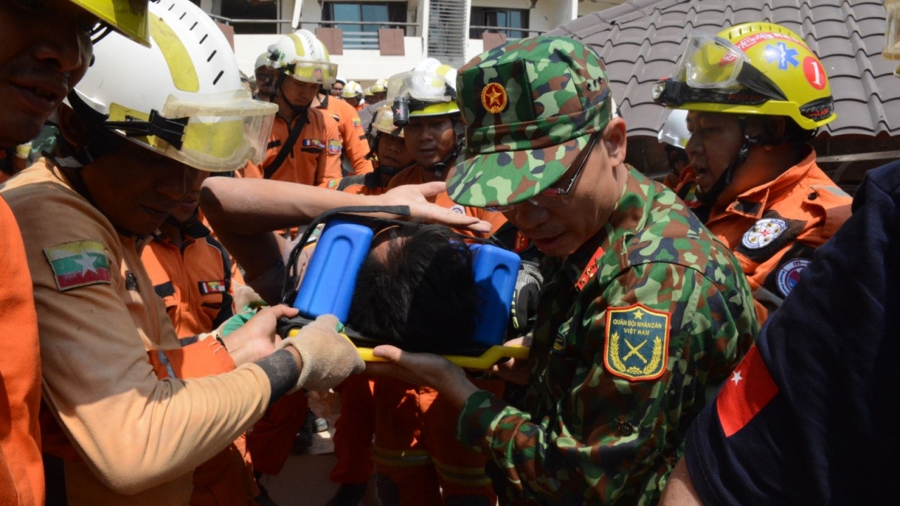 Quân đội nhân dân Việt Nam và hành trình giải cứu kỳ diệu nạn nhân động đất tại Myanmar