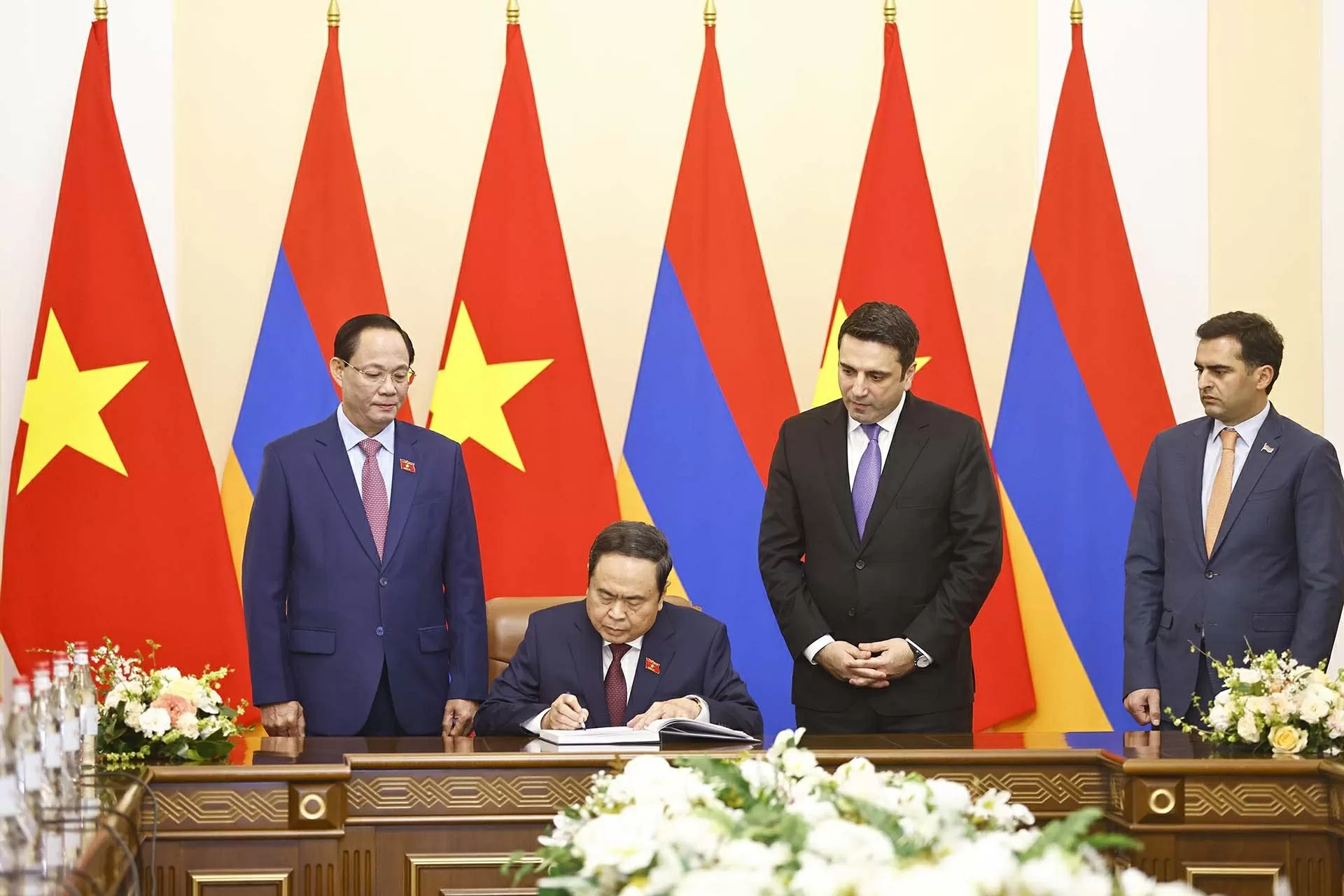 Chủ tịch Quốc hội Trần Thanh Mẫn hội đàm với Chủ tịch Quốc hội Armenia Chủ tịch Quốc hội Trần Thanh Mẫn hội đàm với Chủ tịch Quốc hội Armenia