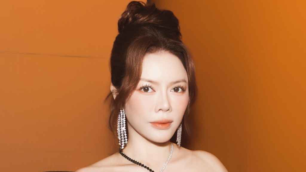 Lý Nhã Kỳ quyến rũ hút mắt khi xuất hiện tại sự kiện thời trang