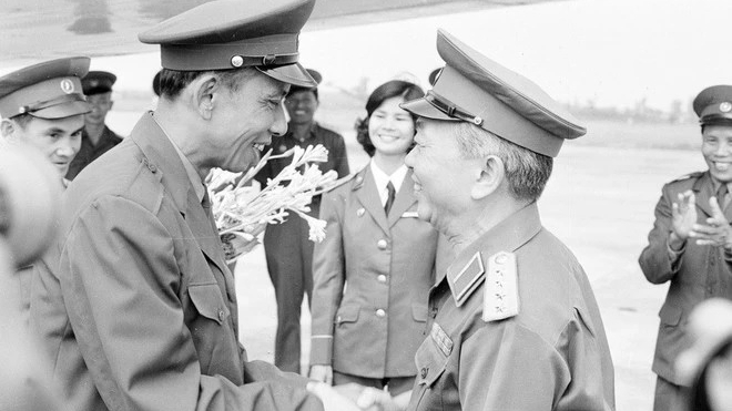 Câu chuyện xúc động giữa đồng chí Khamtay Siphandone với quân tình nguyện Việt Nam