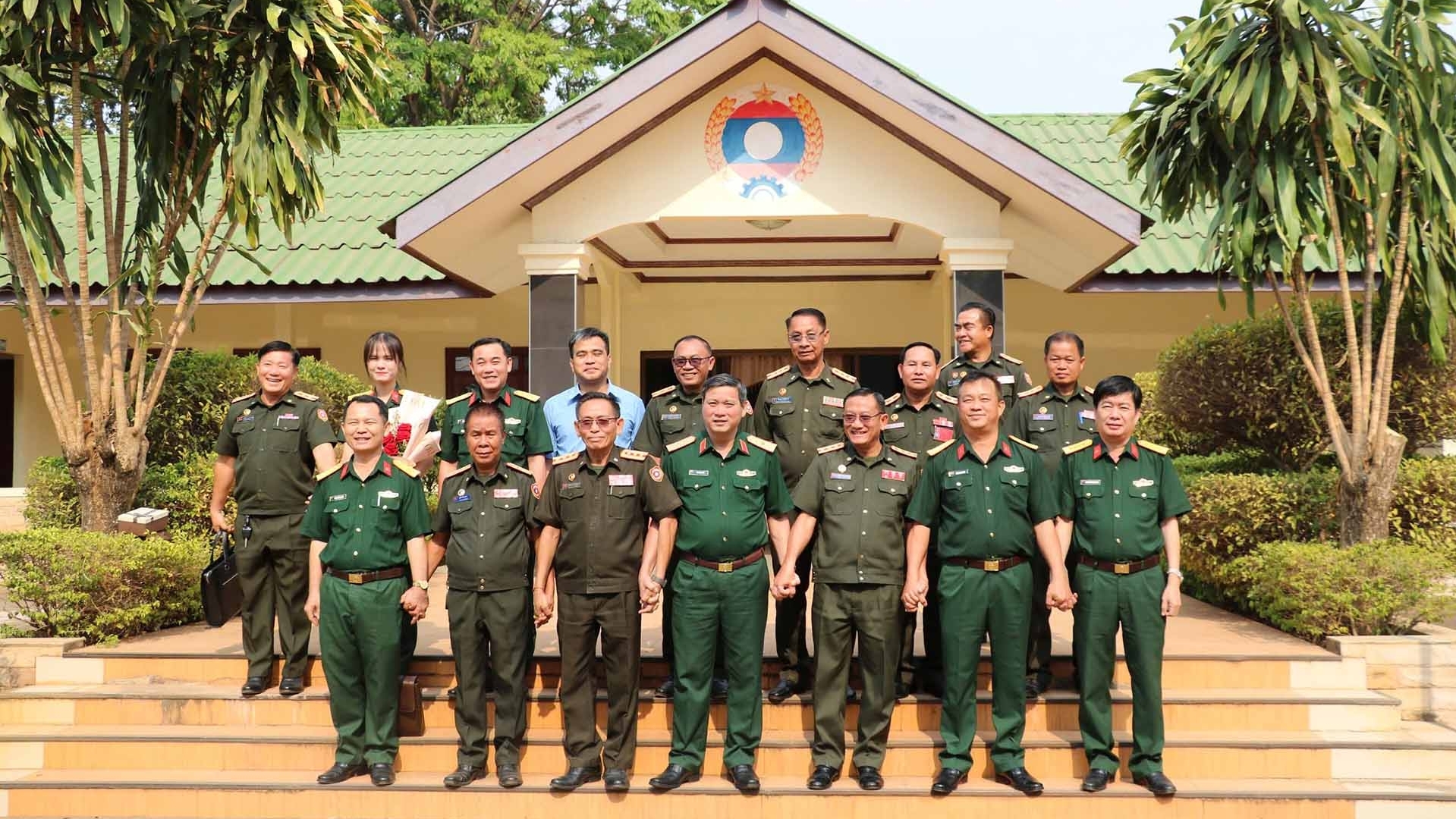 Tư lệnh Quân khu 5 chúc Tết Bunpimay tại Lào