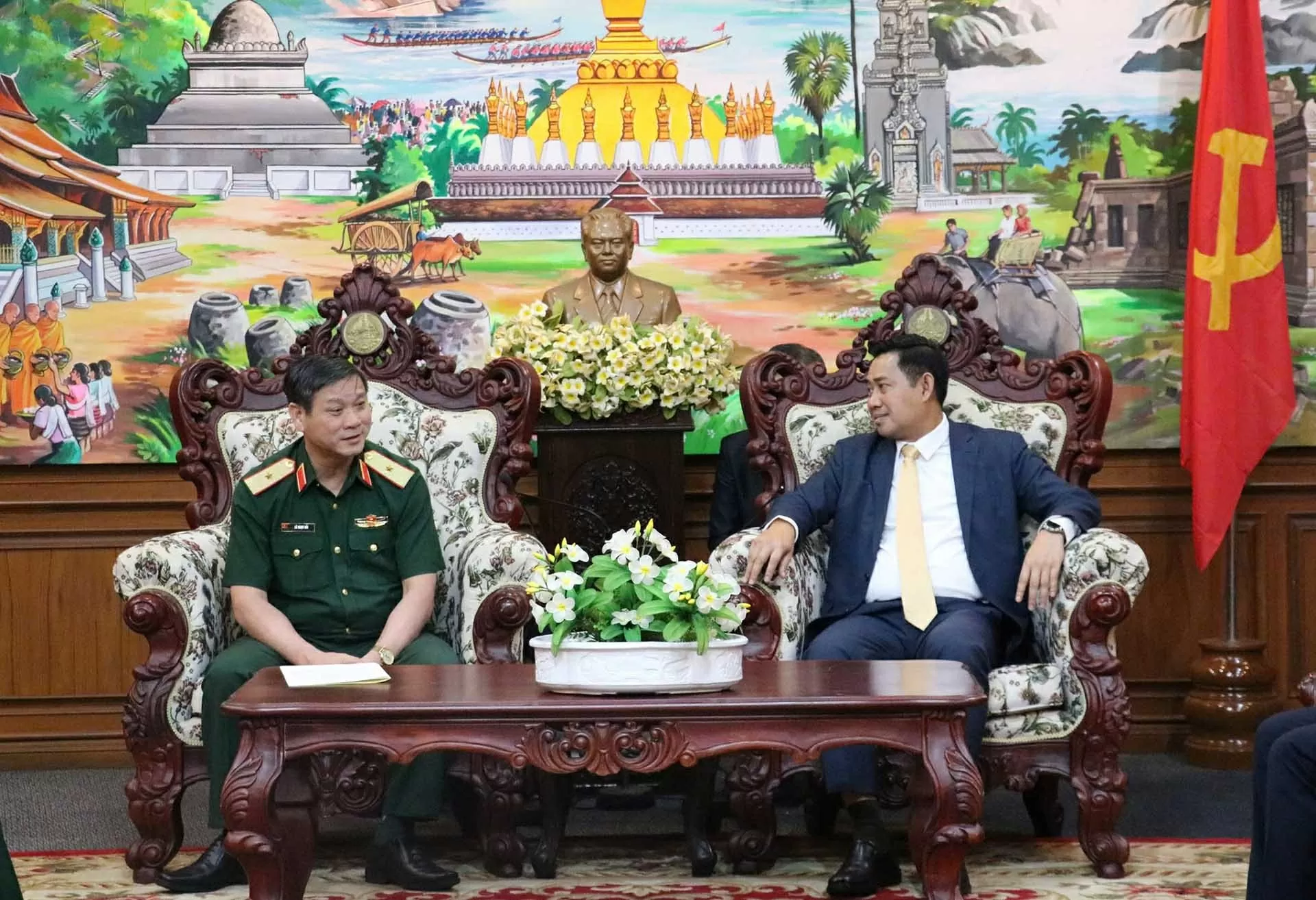 Tư lệnh Quân khu 5 chúc Tết Bunpimay tại Lào Tư lệnh Quân khu 5 chúc Tết Bunpimay tại Lào