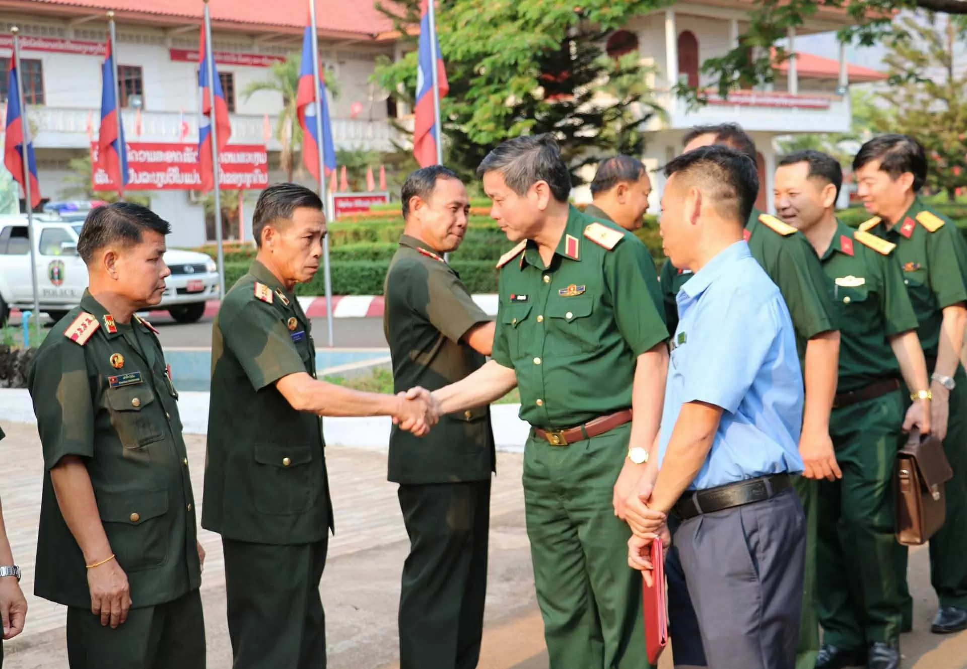 Tư lệnh Quân khu 5 chúc Tết Bunpimay tại Lào Tư lệnh Quân khu 5 chúc Tết Bunpimay tại Lào