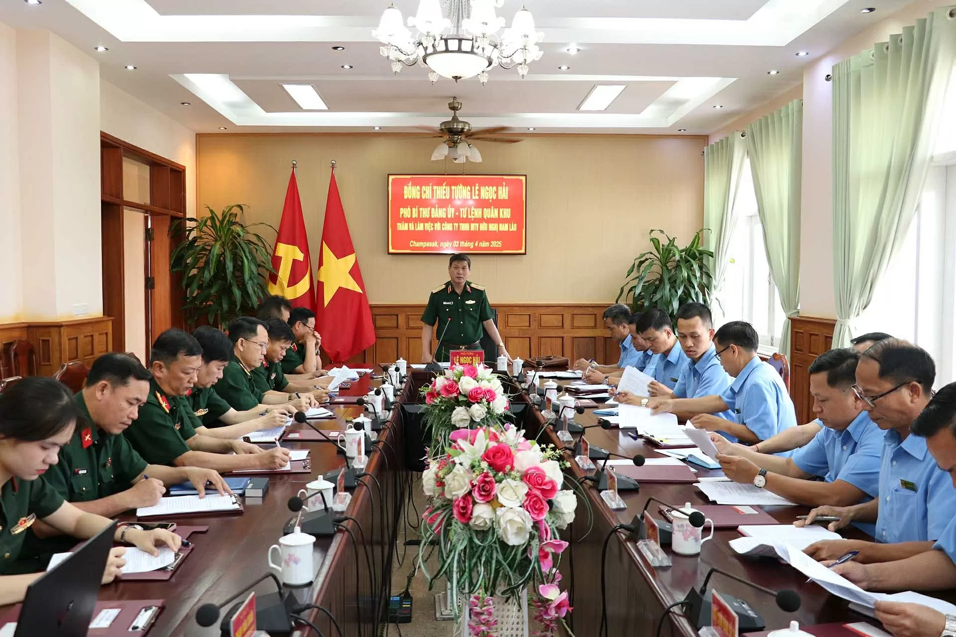 Tư lệnh Quân khu 5 chúc Tết Bunpimay tại Lào Tư lệnh Quân khu 5 chúc Tết Bunpimay tại Lào