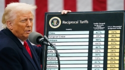 Thuế quan của Mỹ: Ông Trump nói đất nước sắp bùng nổ, nêu khả năng nhượng bộ, Singapore tuyên bố hai bên cùng thua