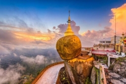 Động đất rung chuyển Myanmar, hòn đá dát vàng nghìn năm vẫn đứng vững