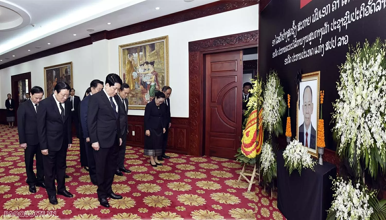 Lãnh đạo cấp cao Việt Nam viếng và ghi sổ tang tưởng niệm đồng chí Khamtay Siphandone Lãnh đạo Việt Nam viếng và ghi sổ tang tưởng niệm đồng chí Khamtay Siphandone tại Hà Nội