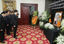 Vietnamese leaders pay final respects to former President of LPRP, former President of Laos Khamtay Siphandone