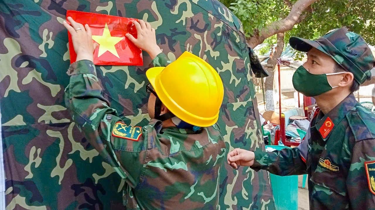 Món quà nhỏ và lá cờ Việt Nam trên căn nhà tạm ở Myanmar