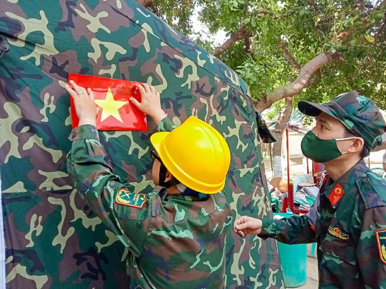 Món quà nhỏ và chiếc lá cờ đoàn Việt Nam dành tặng người bạn Myanmar. (ảnh: Vũ Hùng) Món quà nhỏ và chiếc lá cờ đoàn Việt Nam dành tặng người bạn Myanmar. (ảnh: Vũ Hùng)