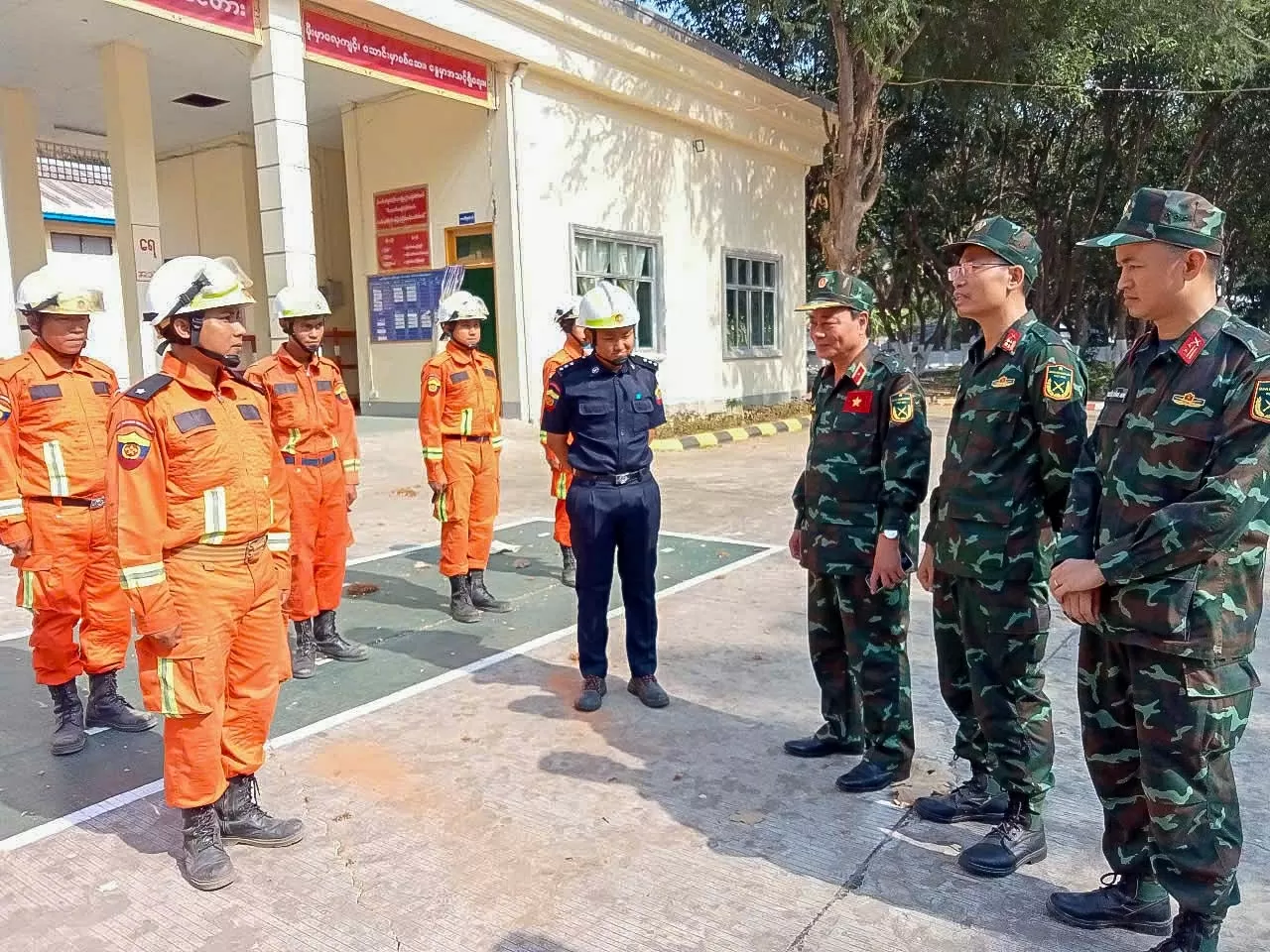 Món quà nhỏ và chiếc lá cờ đoàn Việt Nam dành tặng người bạn Myanmar. (ảnh: Vũ Hùng)