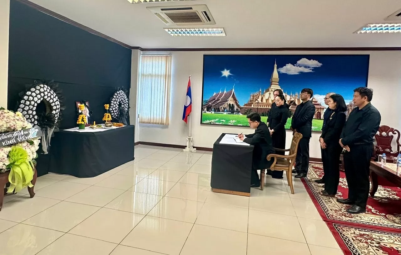 Tổng lãnh sự quán Việt Nam tại Khon Kaen, Thái Lan viếng đồng chí Khamtay Siphandone