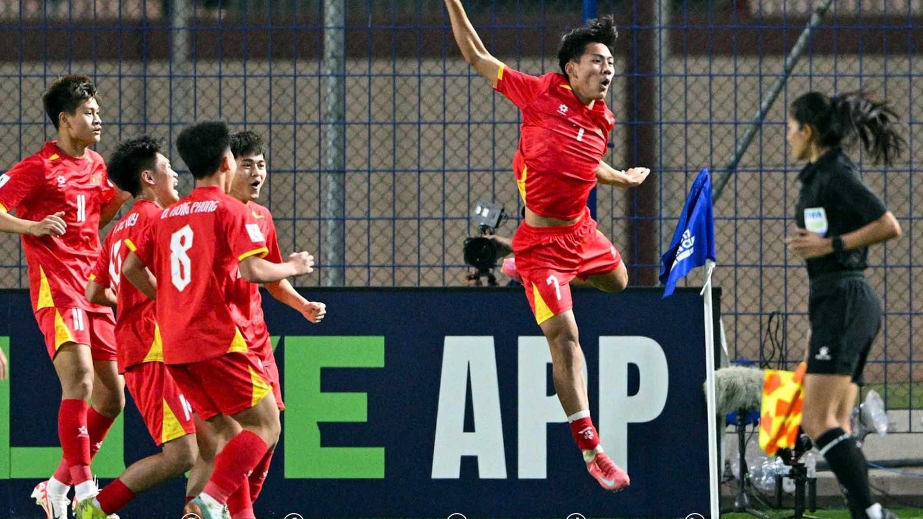 Cầu thủ U17 Việt Nam 'xé lưới' Australia, giúp đội nhà cầm hoà