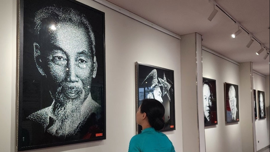 Hoạ sĩ dùng búa đập vỡ kính, sáng tạo thành các tác phẩm chân dung độc đáo