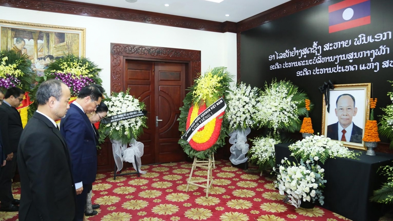 Phó Thủ tướng Bùi Thanh Sơn cùng đoàn Bộ Ngoại giao viếng, ghi sổ tang tưởng niệm đồng chí Khamtay Siphandone