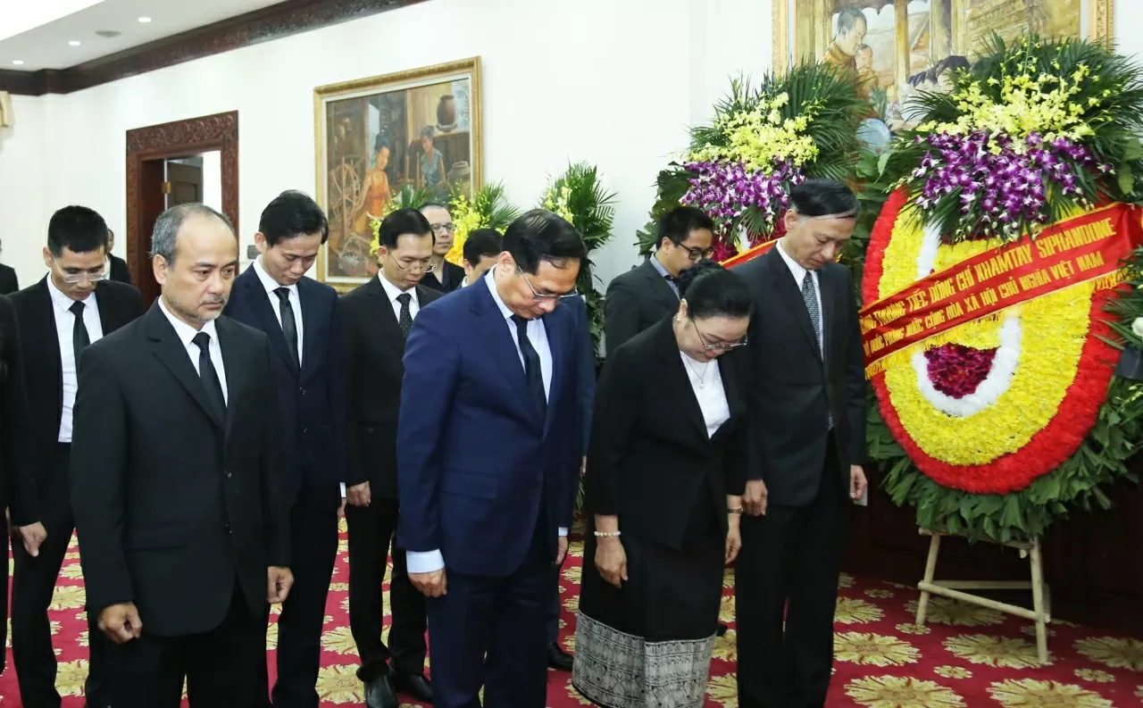 Phó Thủ tướng, Bộ trưởng Bùi Thanh Sơn và Đoàn Bộ Ngoại giao viếng nguyên Chủ tịch Đảng Nhân dân Cách mạng Lào, nguyên Chủ tịch nước Lào Khamtay Siphandone. (Ảnh: Thành Long) Phó Thủ tướng, Bộ trưởng Bùi Thanh Sơn và Đoàn Bộ Ngoại giao viếng nguyên Chủ tịch Đảng Nhân dân Cách mạng Lào, nguyên Chủ tịch nước Lào Khamtay Siphandone. (Ảnh: Thành Long)