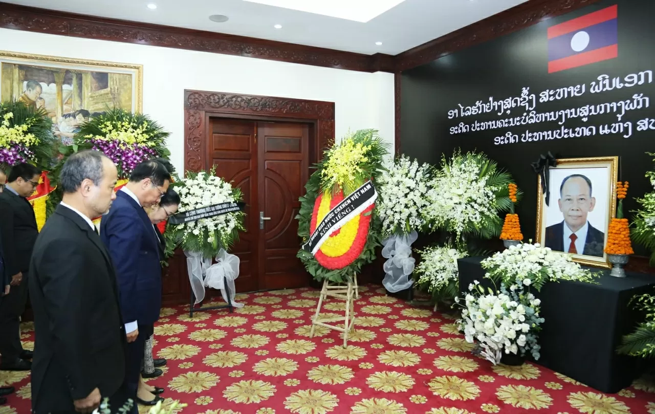Đồng chí Khamtay Siphandone mất đi để lại niềm tiếc thương vô hạn đối với Đảng, Nhà nước, Nhân dân Lào, gia quyến và bạn bè quốc tế. (Ảnh:Thành Long) Đồng chí Khamtay Siphandone mất đi để lại niềm tiếc thương vô hạn đối với Đảng, Nhà nước, Nhân dân Lào, gia quyến và bạn bè quốc tế. (Ảnh:Thành Long)