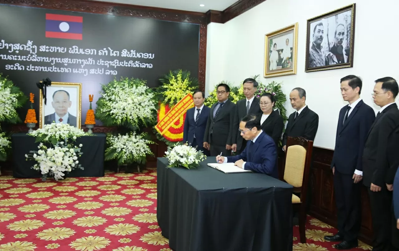 Phó Thủ tướng, Bộ trưởng Bùi Thanh Sơn ghi sổ tang tưởng nhớ nguyên Chủ tịch Đảng Nhân dân Cách mạng Lào, nguyên Chủ tịch nước Lào Khamtay Siphandone. (Ảnh:Thành Long) Phó Thủ tướng, Bộ trưởng Bùi Thanh Sơn ghi sổ tang tưởng nhớ nguyên Chủ tịch Đảng Nhân dân Cách mạng Lào, nguyên Chủ tịch nước Lào Khamtay Siphandone. (Ảnh:Thành Long)