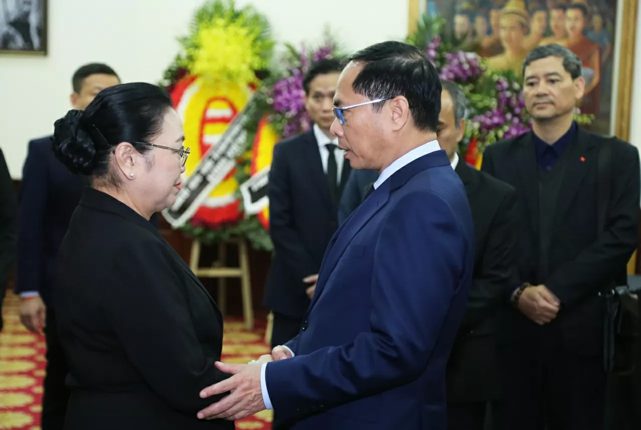 Phó Thủ tướng, Bộ trưởng Ngoại giao Bùi Thanh Sơn bày tỏ lòng tiếc thương vô hạn khi nghe tin đồng chí Khamtay Siphandone qua đời. (Ảnh: Thành Long) Phó Thủ tướng, Bộ trưởng Ngoại giao Bùi Thanh Sơn bày tỏ lòng tiếc thương vô hạn khi nghe tin đồng chí Khamtay Siphandone qua đời. (Ảnh: Thành Long)