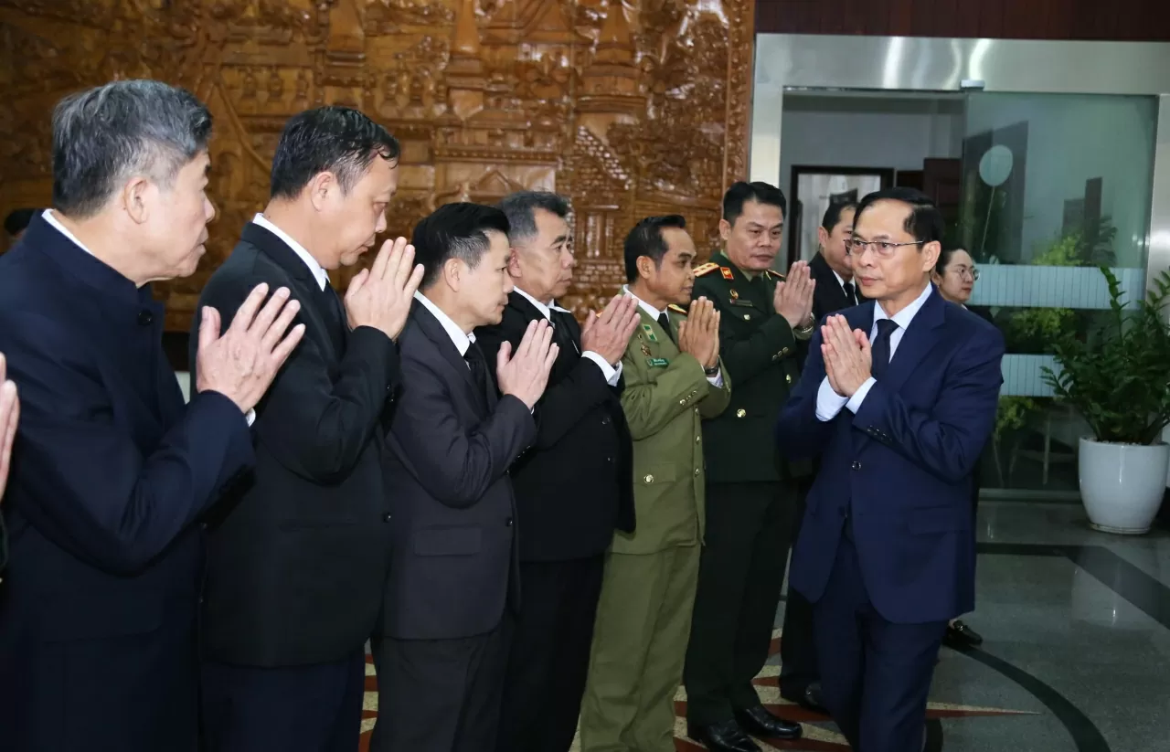 Phó Thủ tướng, Bộ trưởng Bùi Thanh Sơn chia buồn cùng các nhân viên Đại sứ quán Lào. (Ảnh:Thành Long) Phó Thủ tướng, Bộ trưởng Bùi Thanh Sơn chia buồn cùng các nhân viên Đại sứ quán Lào. (Ảnh:Thành Long)