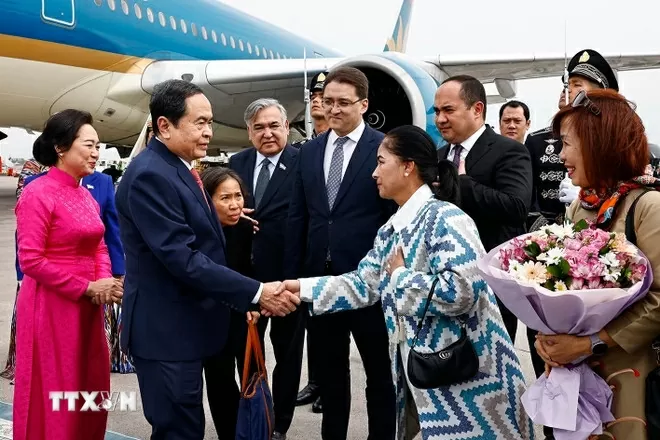 Lễ đón Chủ tịch Quốc hội Trần Thanh Mẫn và Phu nhân tại Sân bay quốc tế Islam Karimov Tashkent. (Ảnh: Doãn Tấn/TTXVN)