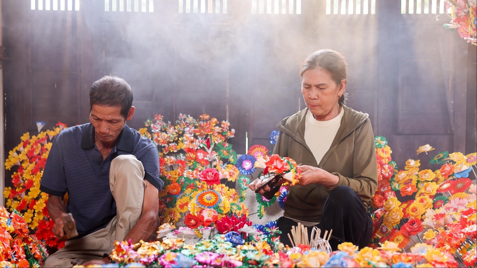 Khám phá làng nghề làm hoa giấy 300 tuổi ở Huế