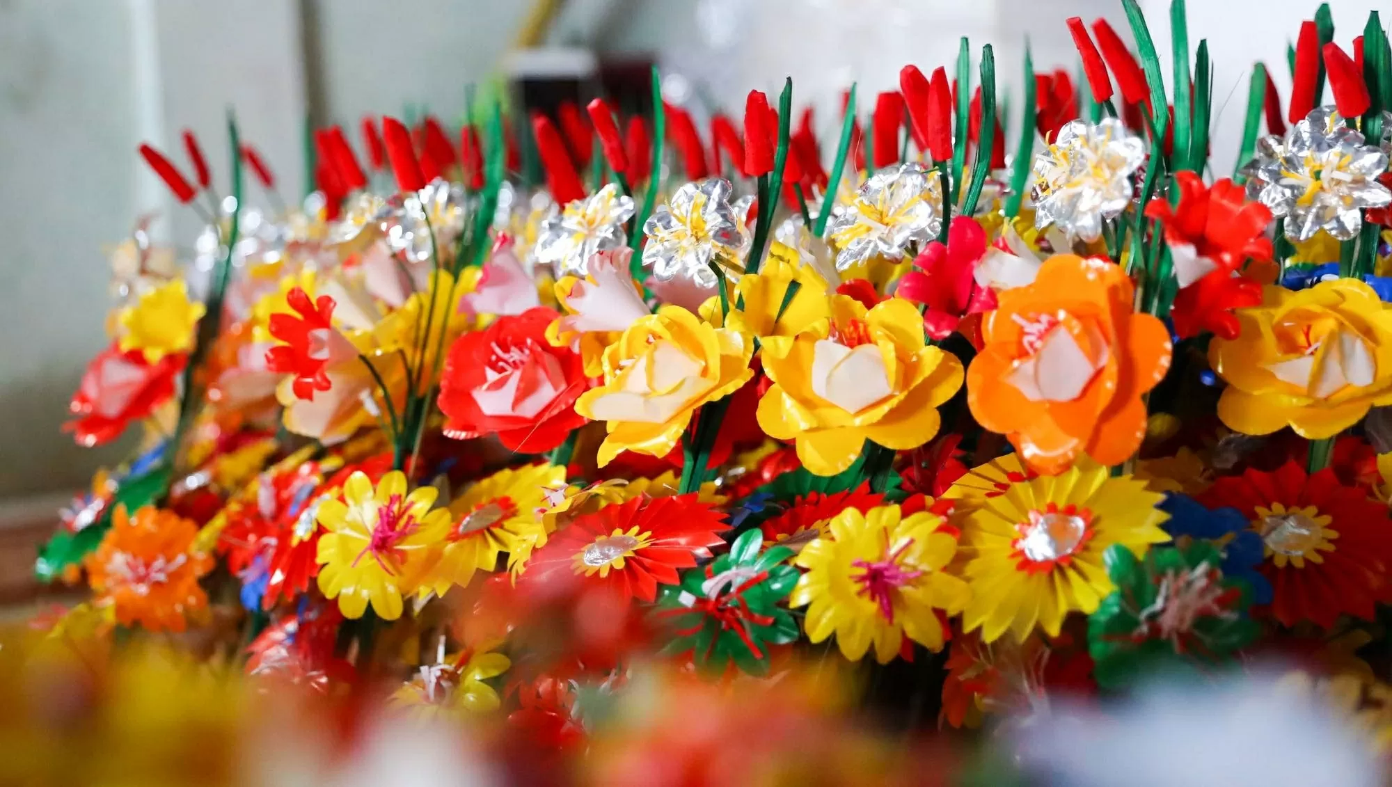 Khám phá làng nghề làm hoa giấy 300 tuổi ở Huế