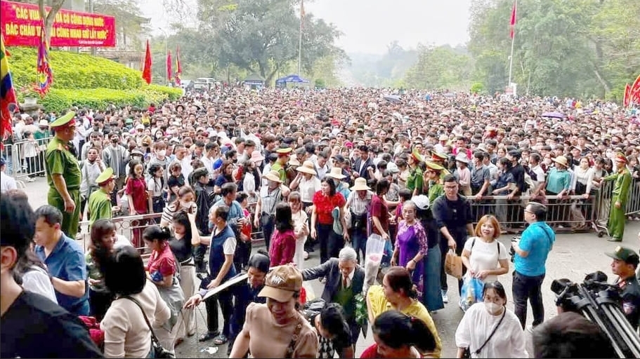 Hàng triệu đồng bào, du khách về Phú Thọ trước ngày Giỗ Tổ Hùng Vương